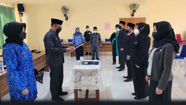 Kepala BKPSDM Kabupaten Tanjung Jabung Barat H. R. Gatot Suwarso, SH, MM Memimpin Pelantikan di aula BKPSDM Senin (29/11/21).
