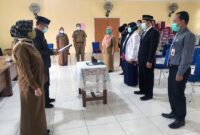 FOTO : Kepala BKPSDM Tanjung Jabung Barat H. R. Gatot Suwarso atas nama Bupat Tanjung Jabung Barat melaktik dan mengambil sumpah jabatan 2 orang Pegawai Negeri Sipil Kesehatan, Selasa (22/12/20).