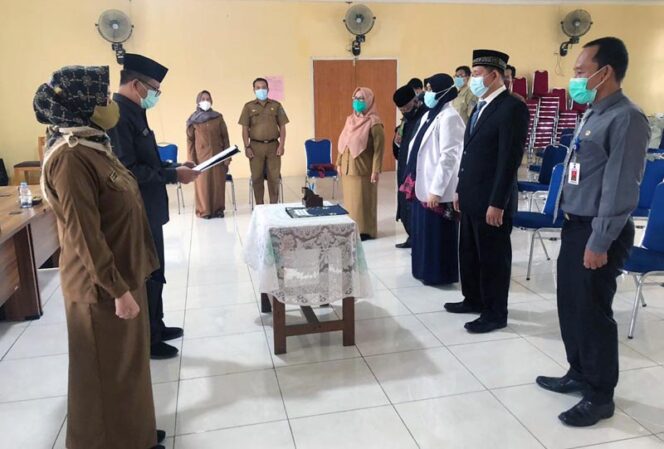 FOTO : Kepala BKPSDM Tanjung Jabung Barat H. R. Gatot Suwarso atas nama Bupat Tanjung Jabung Barat melaktik dan mengambil sumpah jabatan 2 orang Pegawai Negeri Sipil Kesehatan, Selasa (22/12/20).