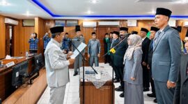 Bupati Tanjab Barat H. Anwar Sadat (kiri) saat memimpin pengambilan sumpah janji jabatan para Pejabat Tinggi Pratama, Administrator, dan Pengawas di Ruang Pola Utama Kantor Bupati, Kuala Tungkal, Rabu (17/6/2026). (Foto: Dok. Istimewa Lintastungkal)