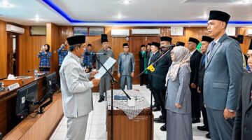 Bupati Tanjab Barat H. Anwar Sadat (kiri) saat memimpin pengambilan sumpah janji jabatan para Pejabat Tinggi Pratama, Administrator, dan Pengawas di Ruang Pola Utama Kantor Bupati, Kuala Tungkal, Rabu (17/6/2026). (Foto: Dok. Istimewa Lintastungkal)
