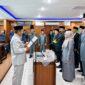 Bupati Tanjab Barat H. Anwar Sadat (kiri) saat memimpin pengambilan sumpah janji jabatan para Pejabat Tinggi Pratama, Administrator, dan Pengawas di Ruang Pola Utama Kantor Bupati, Kuala Tungkal, Rabu (17/6/2026). (Foto: Dok. Istimewa Lintastungkal)