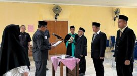 Kepala BKPSDM Kabupaten Tanjab Barat H. G. Gatot Suwarso Saat Pimpin Pelantikan. FOTO : IST/Ngah