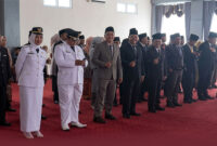 PROSESI PELANTIKAN: Jajaran Pejabat Administrator, Pejabat Pengawas, Jabatan Fungsional, dan Tenaga Pendidik di lingkup Pemerintah Kabupaten Kerinci saat mengikuti prosesi pelantikan. Tampak para pejabat mengenakan Pakaian Sipil Lengkap (PSL) dan Seragam Upacara dalam suasana khidmat. (Foto: tribunjambi.com)