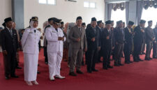 PROSESI PELANTIKAN: Jajaran Pejabat Administrator, Pejabat Pengawas, Jabatan Fungsional, dan Tenaga Pendidik di lingkup Pemerintah Kabupaten Kerinci saat mengikuti prosesi pelantikan. Tampak para pejabat mengenakan Pakaian Sipil Lengkap (PSL) dan Seragam Upacara dalam suasana khidmat. (Foto: tribunjambi.com)