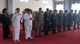 PROSESI PELANTIKAN: Jajaran Pejabat Administrator, Pejabat Pengawas, Jabatan Fungsional, dan Tenaga Pendidik di lingkup Pemerintah Kabupaten Kerinci saat mengikuti prosesi pelantikan. Tampak para pejabat mengenakan Pakaian Sipil Lengkap (PSL) dan Seragam Upacara dalam suasana khidmat. (Foto: tribunjambi.com)