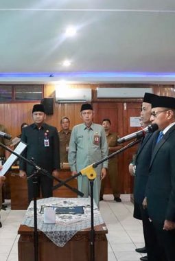 Bupati Tanjab Barat Lantik Asisten I dan Kepala Bapeda
