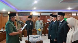 Bupati Tanjab Barat Anwar Sadat Saat Lantik Asisten I dan Kepala Bapeda. FOTO : Dokpim