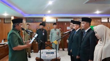 Bupati Tanjab Barat Anwar Sadat Saat Lantik Asisten I dan Kepala Bapeda. FOTO : Dokpim