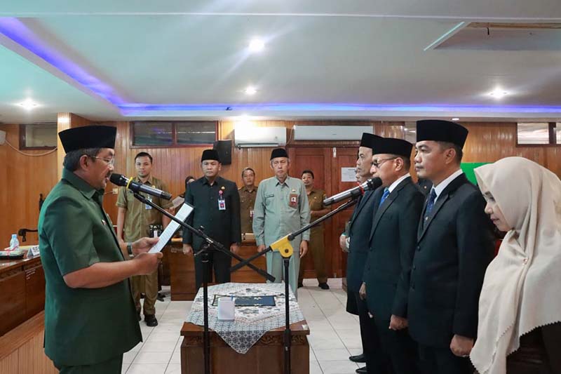 Bupati Tanjab Barat Anwar Sadat Saat Lantik Asisten I dan Kepala Bapeda. FOTO : Dokpim