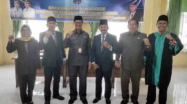 Kepala BKPSDM H. R. Gatot Suwarso, SH, MM bersama Pejabat Dilantik. FOTO : Kiting