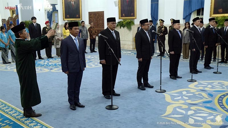 Presiden Prabowo Subianto memimpin prosesi pelantikan sejumlah menteri, wakil menteri, dan kepala lembaga baru Kabinet Merah Putih di Istana Negara, Jakarta, pada Senin, 27 April 2026. (FOTO : BPMI Setpres)