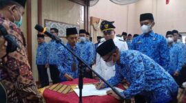 Sekda Muaro Jambi Budhi Hartono Saat Melantik Pejabat Eselon III dan IV di Lingkup Pemkab Muaro Jambi di Aula Rumah Dinas Bupati Muaro Jambi, Jumat (20/5/22). FOTO : Noval