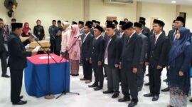 Ketua Bawaslu Tanjung Jabung Barat melantik sekaligus memandu pengucapan sumpah/janji 39 Panwascam Tanjung Jabung Barat. FOTO : Ist