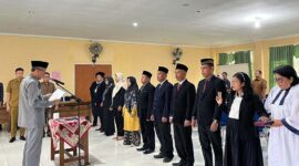 Sekda Tanjab Barat H. Agus Sanusi Saat Melaksanakan Pelantikan di Aula Lantai 2 Kantor BKPSDM Tanjab Barat, Selasa (27/6/23). FOTO : Ist