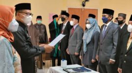 Dok. Kepala BKPSDM H. R. Gatot Saat Melakukan Prosesi Melantik dan Mengambil Sumpah Pejabat Struktural dan Fungsional, Rabu (11/5/22). FOTO : LT