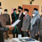 Dok. Kepala BKPSDM H. R. Gatot Saat Melakukan Prosesi Melantik dan Mengambil Sumpah Pejabat Struktural dan Fungsional, Rabu (11/5/22). FOTO : LT
