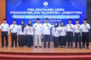 Menteri Ketenagakerjaan Yassierli melakukan foto bersama usai memimpin Upacara Pelantikan dan Pengambilan Sumpah Jabatan Pejabat Administrator, Pengawas, dan Fungsional di Kantor Kemnaker, Jakarta (15/6/2026). Sebanyak 10 pejabat baru dilantik demi memperkuat reformasi birokrasi dan pengawasan norma kerja. (Foto: Biro Humas Kemnaker)