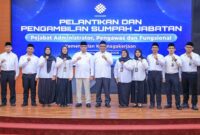 Menteri Ketenagakerjaan Yassierli melakukan foto bersama usai memimpin Upacara Pelantikan dan Pengambilan Sumpah Jabatan Pejabat Administrator, Pengawas, dan Fungsional di Kantor Kemnaker, Jakarta (15/6/2026). Sebanyak 10 pejabat baru dilantik demi memperkuat reformasi birokrasi dan pengawasan norma kerja. (Foto: Biro Humas Kemnaker)