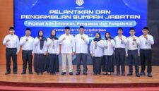 Menteri Ketenagakerjaan Yassierli melakukan foto bersama usai memimpin Upacara Pelantikan dan Pengambilan Sumpah Jabatan Pejabat Administrator, Pengawas, dan Fungsional di Kantor Kemnaker, Jakarta (15/6/2026). Sebanyak 10 pejabat baru dilantik demi memperkuat reformasi birokrasi dan pengawasan norma kerja. (Foto: Biro Humas Kemnaker)