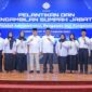 Menteri Ketenagakerjaan Yassierli melakukan foto bersama usai memimpin Upacara Pelantikan dan Pengambilan Sumpah Jabatan Pejabat Administrator, Pengawas, dan Fungsional di Kantor Kemnaker, Jakarta (15/6/2026). Sebanyak 10 pejabat baru dilantik demi memperkuat reformasi birokrasi dan pengawasan norma kerja. (Foto: Biro Humas Kemnaker)