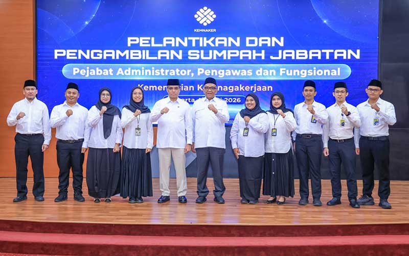 Menteri Ketenagakerjaan Yassierli melakukan foto bersama usai memimpin Upacara Pelantikan dan Pengambilan Sumpah Jabatan Pejabat Administrator, Pengawas, dan Fungsional di Kantor Kemnaker, Jakarta (15/6/2026). Sebanyak 10 pejabat baru dilantik demi memperkuat reformasi birokrasi dan pengawasan norma kerja. (Foto: Biro Humas Kemnaker)