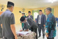 Kepala BPSDM Kabupaten Tanjab Barat Saldi, SH Saat memimpin Pelantikan dan Pengambilan Sumpah Pejabat Dilantik di Aula Kantor BPSDM, Kamis (25/7/24). FOTO : LT