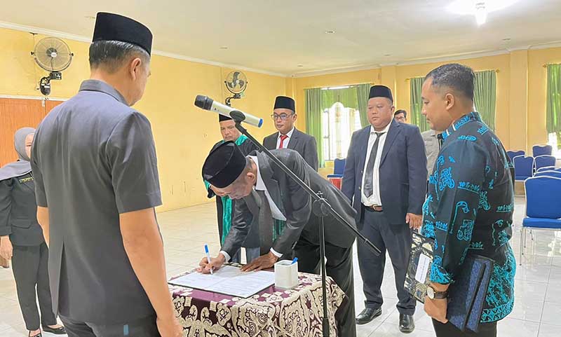 Kepala BPSDM Kabupaten Tanjab Barat Saldi, SH Saat memimpin Pelantikan dan Pengambilan Sumpah Pejabat Dilantik di Aula Kantor BPSDM, Kamis (25/7/24). FOTO : LT