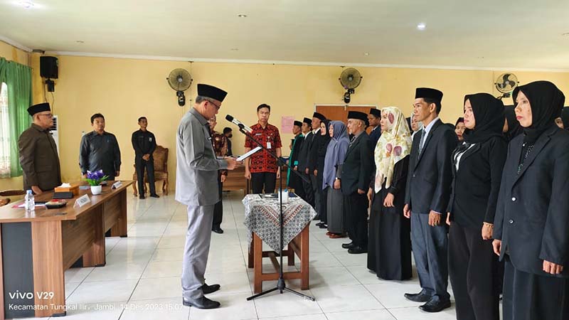 Sekda H. Agus Sanusi Saat MelakukanPelantikan Adminiatrator, Pengawas dan Guru di lingkup Pemkab Tanjab Barat, Kamis (14/12/23). FOTO : Ngah/LT