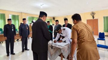 Wabup Tanjab Barat Dr. Katamso Menyaksikan Penandatanganan Berita Acara Pelantikan Pejabat Administrator di Aula BKPSDM, Senin (25/5/2026). (FOTO : Dok. Istimewa/Lintastungkal)