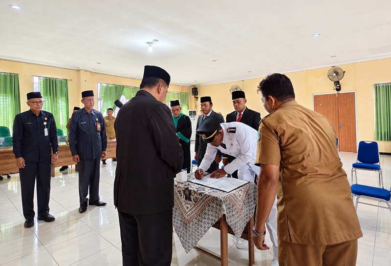 Wabup Tanjab Barat Dr. Katamso Menyaksikan Penandatanganan Berita Acara Pelantikan Pejabat Administrator di Aula BKPSDM, Senin (25/5/2026). (FOTO : Dok. Istimewa/Lintastungkal)