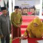 Bupati Muaro Jambi Hj. Masnah Busro Ketika Menandatangai Berita Acara Pelantikan Ketua dan Pengurus PKK Desa se Kacamatan Sungai Gelam, Senin (16/5/22). FOTO : Noval