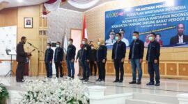Pelantikan Pengurus Persatuan Wartawan Indonesia (PWI) dan Ikatan Keluarga Wartawan Indonesia (IKWI) Tanjab Barat Periode 2022-2025 di Gedung Balai Pertemuan, Senin (24/1/22). FOTO : MC Grup