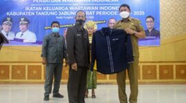 Pelantikan Pengurus Persatuan Wartawan Indonesia (PWI) dan Ikatan Keluarga Wartawan Indonesia (IKWI) Tanjab Barat Periode 2022-2025 di Gedung Balai Pertemuan, Senin (24/1/22). FOTO : MC Grup