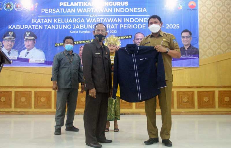 Pelantikan Pengurus Persatuan Wartawan Indonesia (PWI) dan Ikatan Keluarga Wartawan Indonesia (IKWI) Tanjab Barat Periode 2022-2025 di Gedung Balai Pertemuan, Senin (24/1/22). FOTO : MC Grup