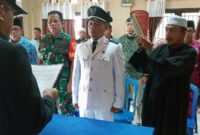 Camat Pengabuan Drs. Fuad Saat Melantik dan Mengambil Sumpah Jabatan Suwarno sebagai Pjs Kades Parit Pudin, Jumat (17/6/22) pagi.