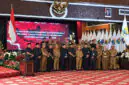 Gubernur Jambi Al Haris (tengah) berfoto bersama dengan 13 pejabat Eselon II Pemerintah Provinsi Jambi yang baru saja dilantik di Rumah Dinas Gubernur Jambi, Jumat (9/10/2026). (FOTO : Dok. Istimewa)