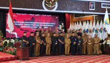 Gubernur Jambi Al Haris (tengah) berfoto bersama dengan 13 pejabat Eselon II Pemerintah Provinsi Jambi yang baru saja dilantik di Rumah Dinas Gubernur Jambi, Jumat (9/10/2026). (FOTO : Dok. Istimewa)