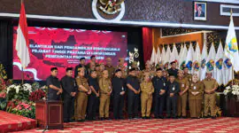 Gubernur Jambi Al Haris (tengah) berfoto bersama dengan 13 pejabat Eselon II Pemerintah Provinsi Jambi yang baru saja dilantik di Rumah Dinas Gubernur Jambi, Jumat (9/10/2026). (FOTO : Dok. Istimewa)