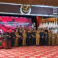 Gubernur Jambi Al Haris (tengah) berfoto bersama dengan 13 pejabat Eselon II Pemerintah Provinsi Jambi yang baru saja dilantik di Rumah Dinas Gubernur Jambi, Jumat (9/10/2026). (FOTO : Dok. Istimewa)