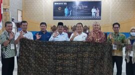Bupati H. Anwar Sadat, Kepala Diskoperindag, Sekretaris Dekranasda foto bersama Saipul Government and Relation Superintendent dan Humas PertroChina, perwakilan peserta sembari menunjukkan hasil Batik, Rabu (19/10/22). FOTO : Bas/LT
