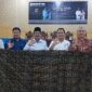 Bupati H. Anwar Sadat, Kepala Diskoperindag, Sekretaris Dekranasda foto bersama Saipul Government and Relation Superintendent dan Humas PertroChina, perwakilan peserta sembari menunjukkan hasil Batik, Rabu (19/10/22). FOTO : Bas/LT