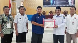 Government and relation Superintendernt PetroChina International Jabung Ltd Saipul menyerahkan secara simbolis Program Pengembangan Masyarakat bertajuk Canting Emas kepada Bupati Tanjung Jabung Barat H Anwar Sadat, Rabu (19/10/22). FOTO : Bas/LT