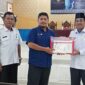 Government and relation Superintendernt PetroChina International Jabung Ltd Saipul menyerahkan secara simbolis Program Pengembangan Masyarakat bertajuk Canting Emas kepada Bupati Tanjung Jabung Barat H Anwar Sadat, Rabu (19/10/22). FOTO : Bas/LT