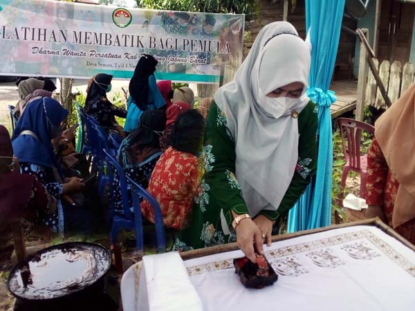 Hj. Fadhilah Sadat Saat Mengecap Motif Batik Tanda Dibukanya Pelatihan Membatik bagi Pemula yang digelar oleh DPW Tanjab Barat di Desa Semau, Kecamatan Bram Itam, Selasa (02/11/21). FOTO : KHUSUS