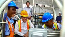 Menaker Yassierli berinteraksi dengan peserta pelatihan saat meninjau fasilitas dan praktik kerja di BBPVP Medan, Selasa (21/4). Kunjungan ini bertujuan memastikan kualitas pelatihan vokasi nasional sesuai dengan standar industri. (FOTO : Dok. Biro Humas Kemenakar)