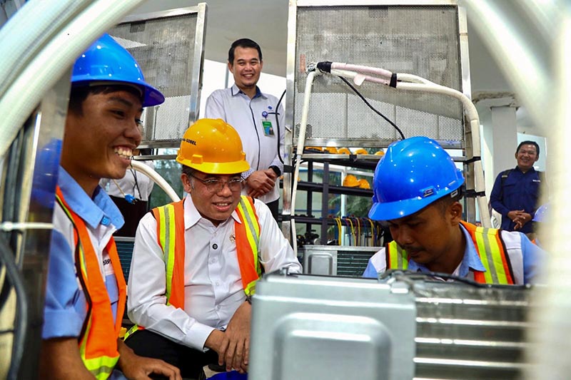 Menaker Yassierli berinteraksi dengan peserta pelatihan saat meninjau fasilitas dan praktik kerja di BBPVP Medan, Selasa (21/4). Kunjungan ini bertujuan memastikan kualitas pelatihan vokasi nasional sesuai dengan standar industri. (FOTO : Dok. Biro Humas Kemenakar)