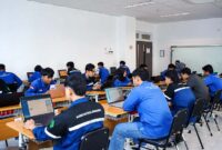 Sejumlah kandidat pelaut berkonsentrasi penuh saat mengikuti seleksi tertulis berbasis komputer dalam program Beasiswa Calon Pelaut PT Pertamina Patra Niaga di laboratorium komputer. Ujian ini mencakup tes kemampuan bahasa Inggris (TOEIC), psikotes, serta Tes Potensi Akademik (TPA) teknis dan umum untuk menyaring perwira maritim yang siap mendistribusikan energi nasional dengan standar profesional internasional. (Foto: Dok. Pertamina Patra Niaga)