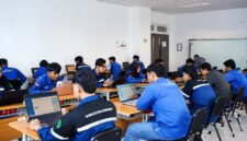 Sejumlah kandidat pelaut berkonsentrasi penuh saat mengikuti seleksi tertulis berbasis komputer dalam program Beasiswa Calon Pelaut PT Pertamina Patra Niaga di laboratorium komputer. Ujian ini mencakup tes kemampuan bahasa Inggris (TOEIC), psikotes, serta Tes Potensi Akademik (TPA) teknis dan umum untuk menyaring perwira maritim yang siap mendistribusikan energi nasional dengan standar profesional internasional. (Foto: Dok. Pertamina Patra Niaga)