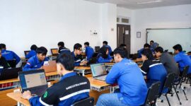 Sejumlah kandidat pelaut berkonsentrasi penuh saat mengikuti seleksi tertulis berbasis komputer dalam program Beasiswa Calon Pelaut PT Pertamina Patra Niaga di laboratorium komputer. Ujian ini mencakup tes kemampuan bahasa Inggris (TOEIC), psikotes, serta Tes Potensi Akademik (TPA) teknis dan umum untuk menyaring perwira maritim yang siap mendistribusikan energi nasional dengan standar profesional internasional. (Foto: Dok. Pertamina Patra Niaga)